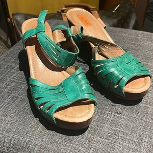 Green Miz Mooz platform sandals 👡